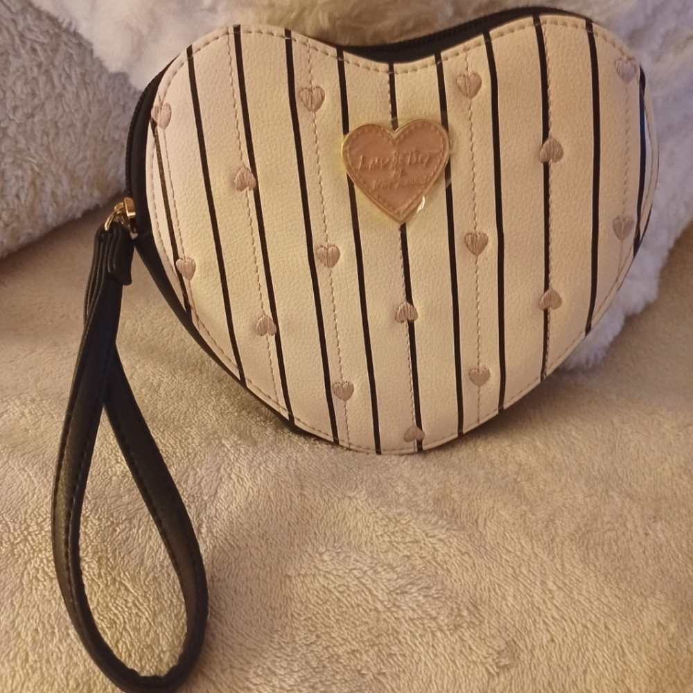 LUV BETSEY 🩷 BY BETSEY JOHNSON HEART WRISTLET